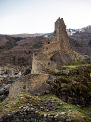 imagen en perspectiva del muro y la torre del castillo de Querol en las últimas horas del día