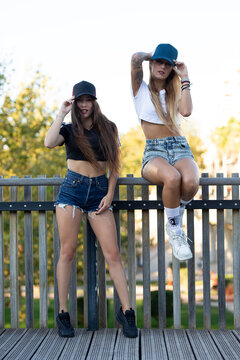 Amigas, chicas j&oacute;venes rubia y morena, riendo y pas&aacute;ndolo bien en distintos lugares de la ciudad. 