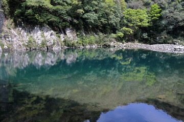 奈半利川の水面を眺める　春　（高知県　北川村　堀ヶ生橋付近）