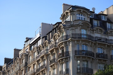 Beautiful facades of late 19th century Haussmann buildings in the 7th arrondissement of Paris - obrazy, fototapety, plakaty