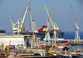 Gênes, ville d'Italie, ses façades colorées, le port et ses grues ainsi que de nombreuses...