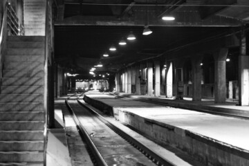 Fototapeta na wymiar train station in the city in black and white