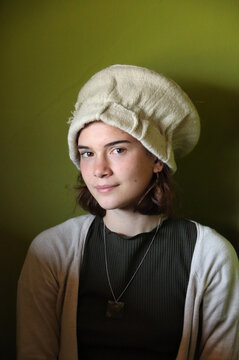 GIOVANE RAGAZZA CON BERRETTO BIANCO