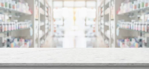 Rolgordijnen Empty white marble counter top with blur pharmacy drugstore shelves background © Piman Khrutmuang