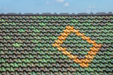 Hausdach mit bunten Dachziegeln, Dachpfannen