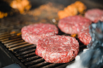 Burger Patties auf einem Grillrost