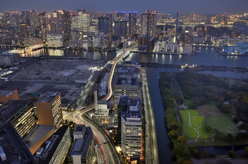 Fototapeta premium カレッタ汐留から見る汐留の夕景と築地大橋の光跡