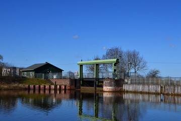 Obraz premium Wehr am Fluss Aller im Frühling im Dorf Hademstorf, Niedersachsen