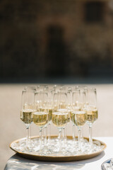 gefüllte sektgläser 