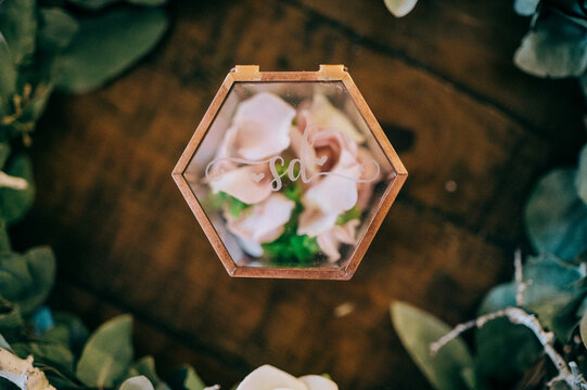 Hochzeitsringe in einer kleinen Schale aus Glas 