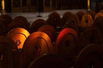 Lumière sur les sièges d'une église