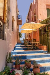 Petite rue colorée traditionnelle à Réthymnon en Crète