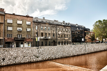 Obraz premium Sarajevo, Straße, Fluss, Häuser, brüchig