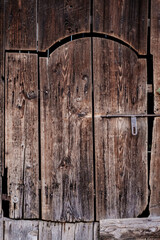Stare drewniane drzwi do stodoły