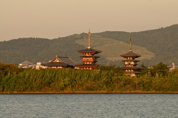 夕暮れの薬師寺と若草山