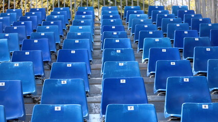 File sedie di plastica blu in una tribuna 