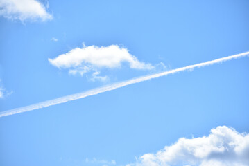 Smuga po samolocie na błękitnym niebie