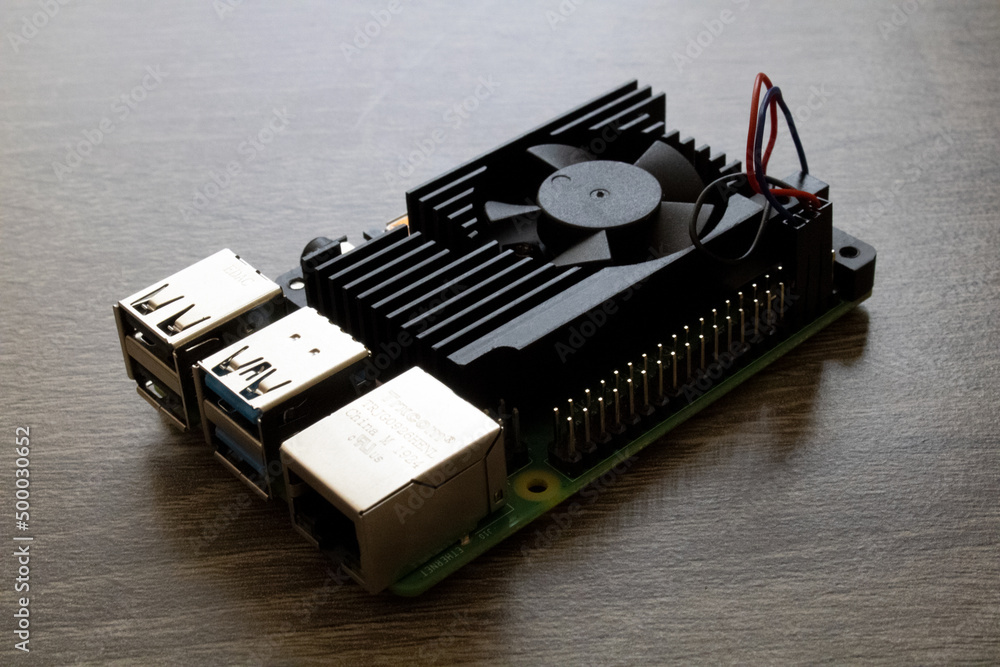 Aufkleber micro-computer set with black heatsink for electrical engineering on table