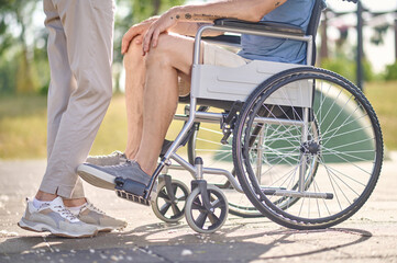 Obraz premium Close up picture of a man sitting in a wheel chair