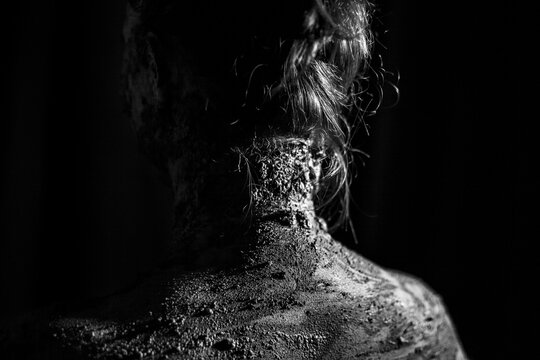 Femme de dos couverte d'argile