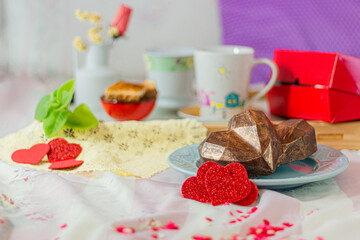 café da manhã romântico com chocolate no formato de coração - dia das mães dia dos namorados valentine's day