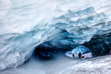 Eishöhlen / Gletscherhöhlen in der Region Zermatt im Winter