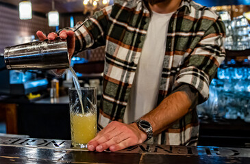 man hand bartender making cocktail on the bar counter