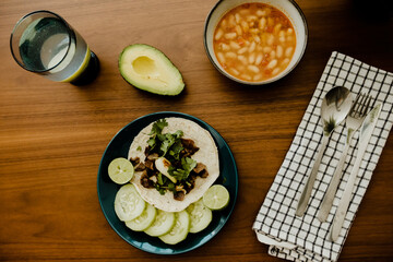 Comiendo tacos y frijoles