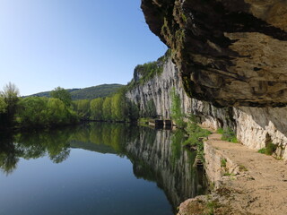 Fototapeta na wymiar Berges avec falaises de la vallée de la rivière fleuve du Lot en Périgord
