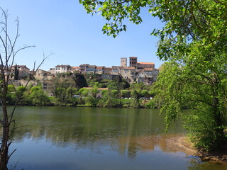Ville de Cahors dans le Lot avec fleuve et châteaux