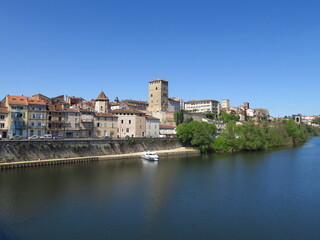 Fototapeta na wymiar Ville de Cahors dans le Lot avec fleuve et châteaux