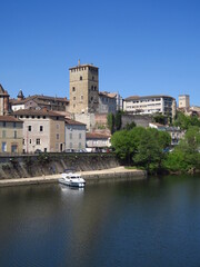 Ville de Cahors dans le Lot avec fleuve et châteaux