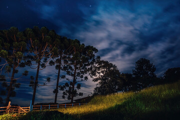 céu noturno estrelado, longa exposição em fazenda no interior de Minas Gerais, Brasil