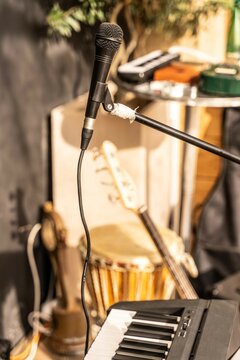 Micro accroch&eacute; au dessus d'un piano sur une sc&egrave;ne de concert