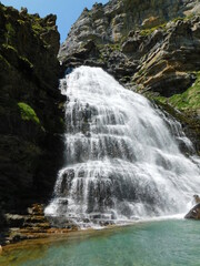 Cascada de agua.