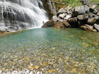 Cascada de agua.