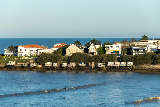 Royan, Charente-Maritime. Carrelets et maisons de la plage de Pontaillac