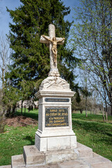 Obraz premium Croix de mission, monument religieux catholique. Situé à un croisement de route dans les montagnes des Vosges en France. Village de Girmont Val d'Ajol.