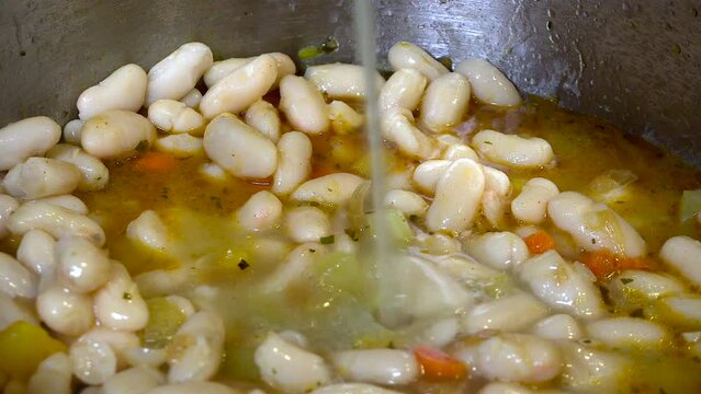 Cooking white beans with vegetables