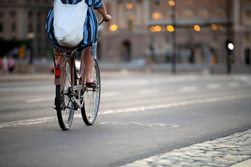 Fototapeta na wymiar Woman bicycle in the city
