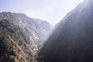 Vallée au cœur de l'Himalaya au Népal