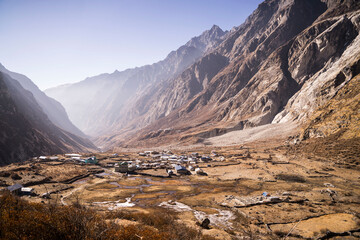 Photographie d'un village de haute montagne dans la vallée du Langtang au Népal