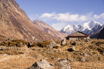 Photographie d'une maison de village de haute montagne dans la vallée du Langtang au Népal