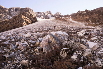 Photographie d'un flan de montagne rocheux au Népal