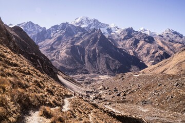 Photographie de montagnes enneigées au Népal