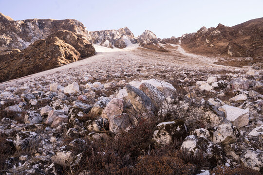 Photographie d'un flan de montagne rocheux au N&eacute;pal