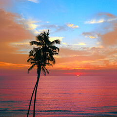 Obraz na płótnie Canvas Red sunset over sea
