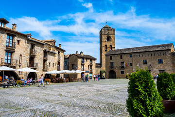 Vistas de la  antigua y medieval ciudad de Ainsa en los Pirineos españoles