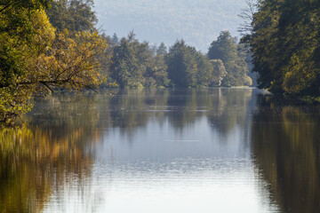 Idyllische Flusslandschaft im Herbst, Naab