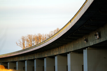 Ujęcie z boku most balustrada na tle nieba